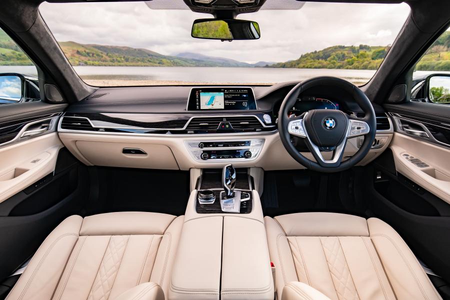 Торпедо BMW 730Ld (G12) 2019 года  (UK) (фото 18 из 36)